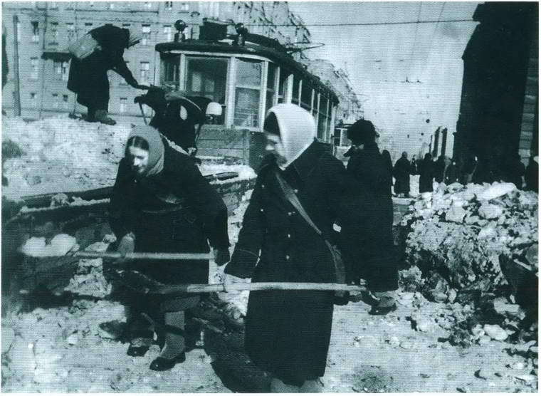 Повседневная жизнь блокадного Ленинграда - i_017.jpg