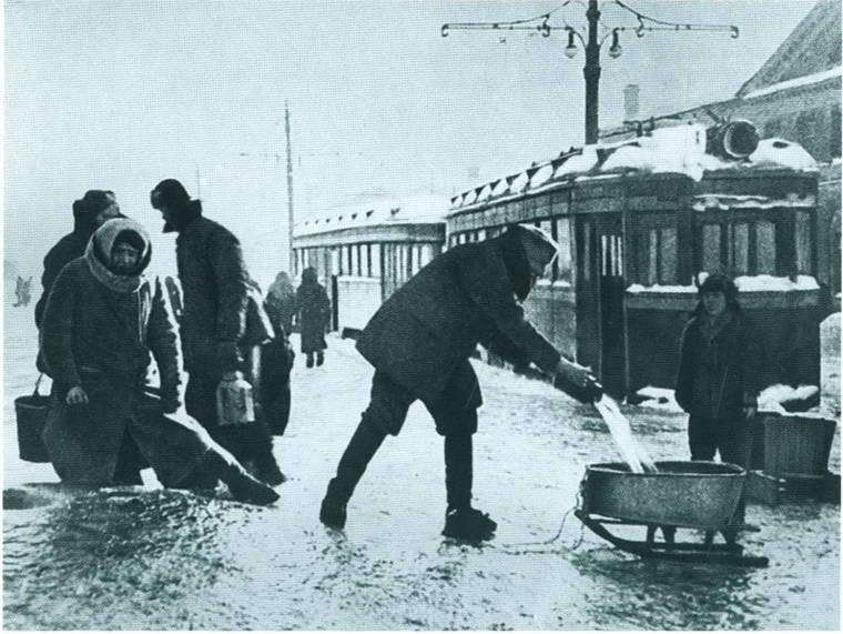 Повседневная жизнь блокадного Ленинграда - i_027.jpg