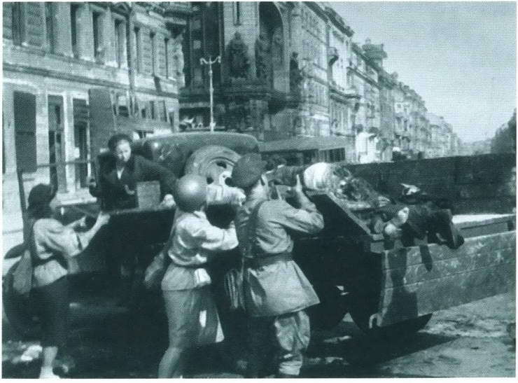 Повседневная жизнь блокадного Ленинграда - i_037.jpg