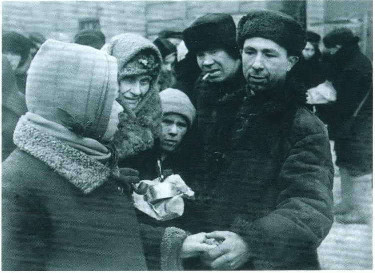 Повседневная жизнь блокадного Ленинграда - i_047.jpg
