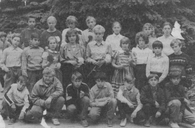 Хроники. От хулигана до мечтателя - _12Nash3Aklass.ZHenjaCHalovavtorajaslevavvernemrjadu.jpg