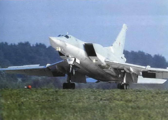 Энциклопедия современной военной авиации 1945 – 2002 ч 3 Фотоколлекция - pic_42.jpg